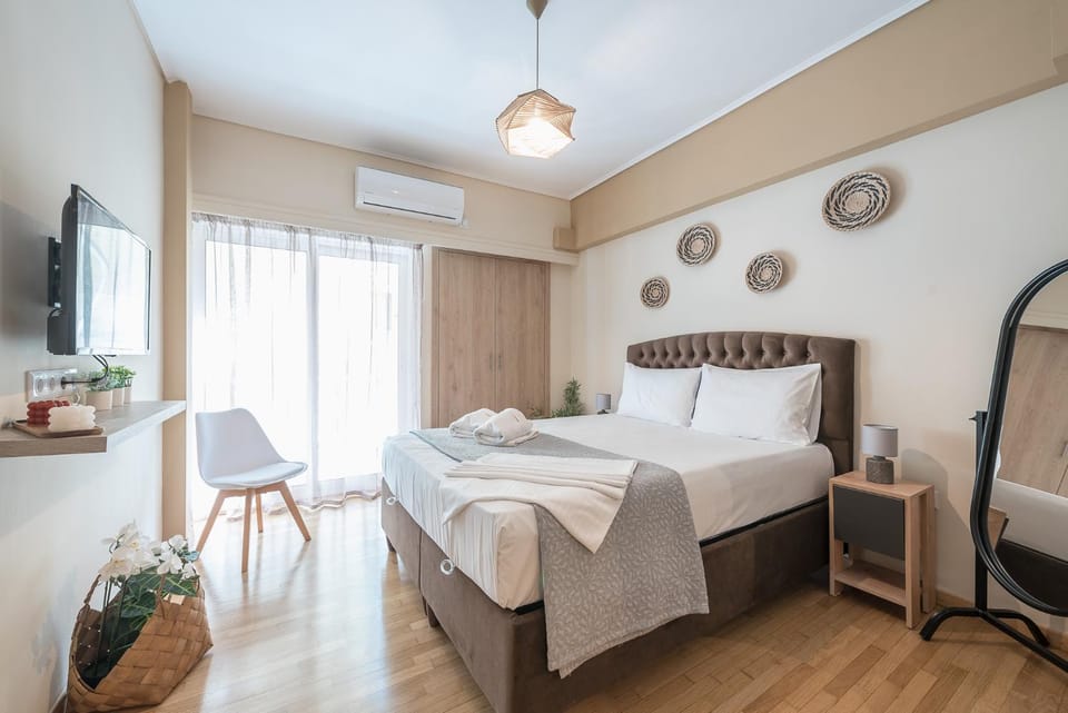 Bed, TV and multimedia, Photo of the whole room, Bedroom, towels, air conditioner