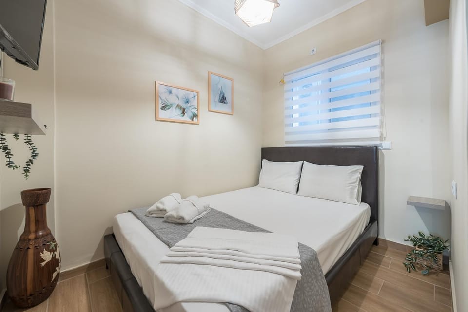 Bed, TV and multimedia, Photo of the whole room, Bedroom, towels