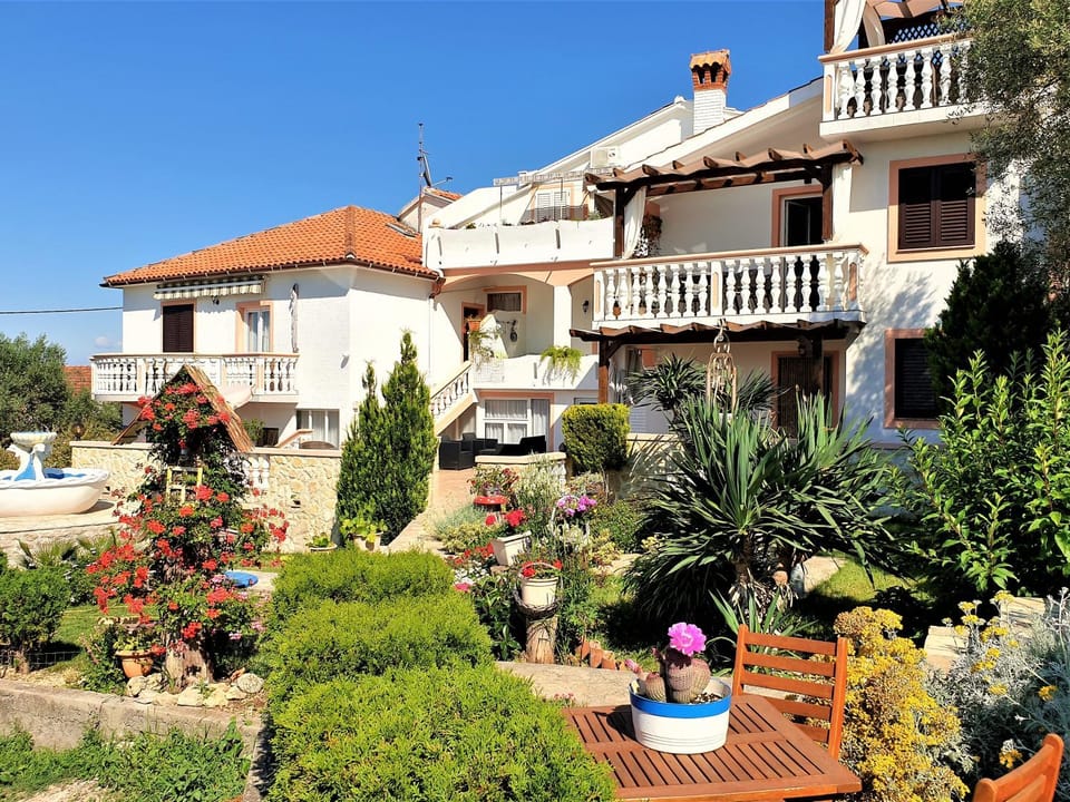 Property building, Day, Garden, Garden, Garden view