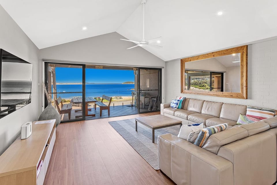 Natural landscape, TV and multimedia, Living room, Seating area, Sea view