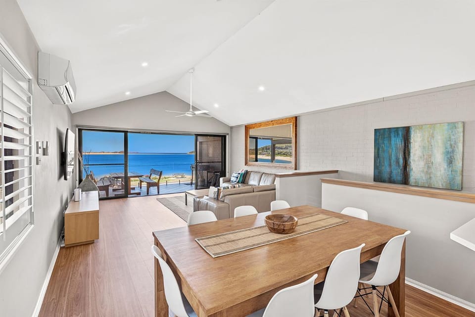 Natural landscape, TV and multimedia, Living room, Seating area, Dining area, Sea view