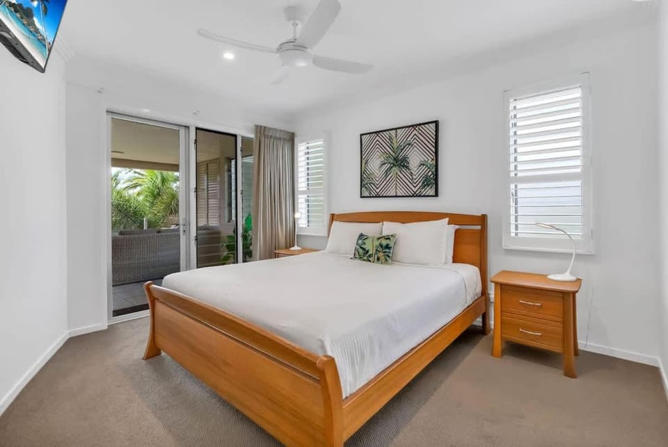 Rojo at Island Views—A Breezy Beachfront Retreat Apartment in Palm Cove