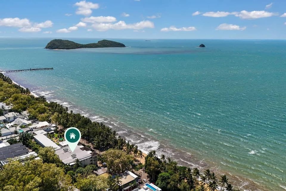Rojo at Island Views—A Breezy Beachfront Retreat Apartment in Palm Cove