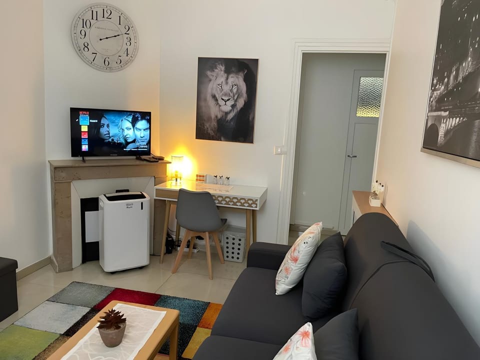 TV and multimedia, Seating area, air conditioner