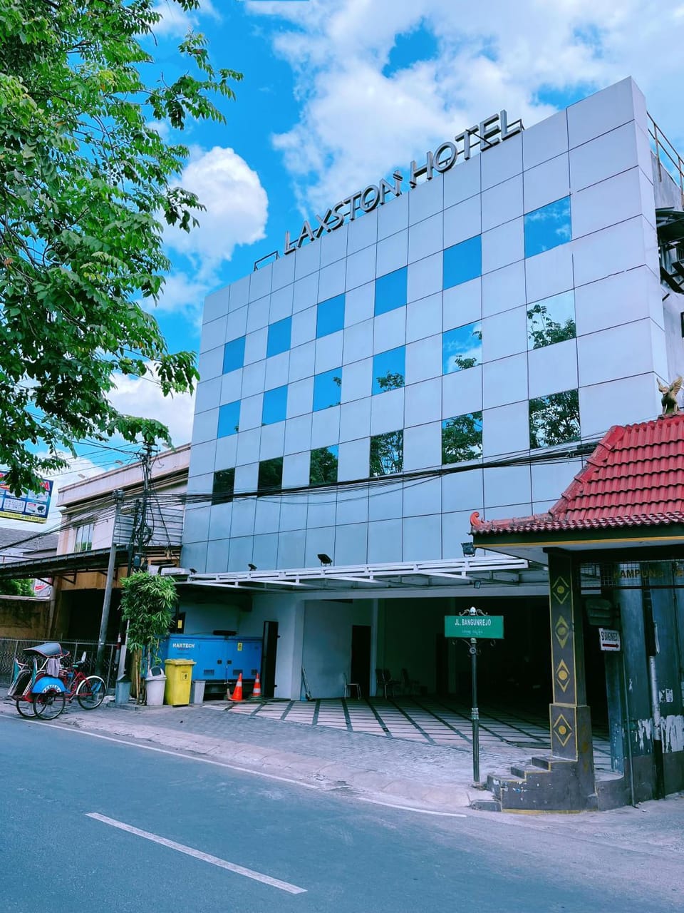 Facade/entrance