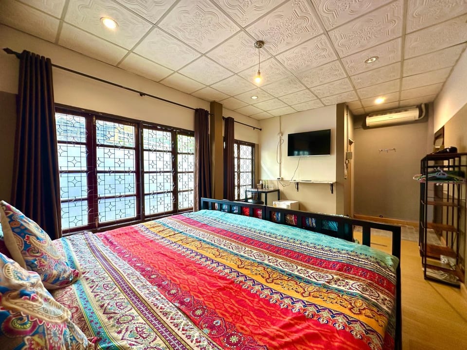 Photo of the whole room, air conditioner