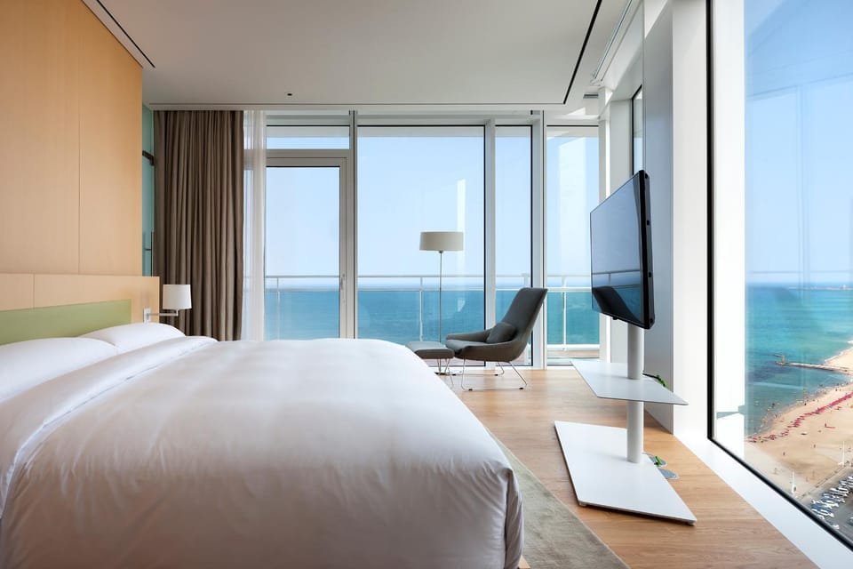 Photo of the whole room, Sea view