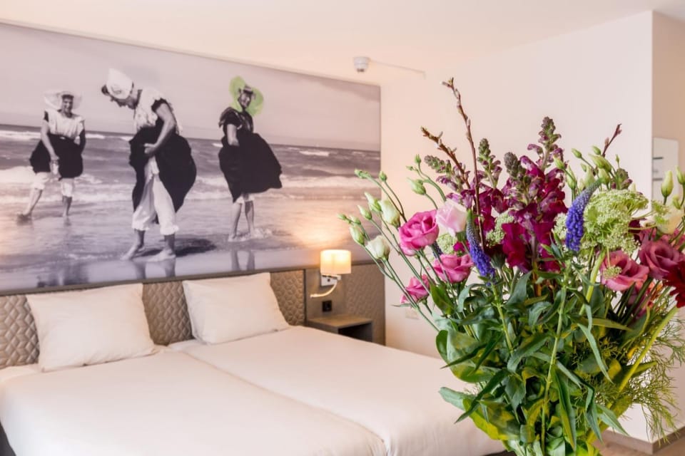 Bed, Decorative detail, Bedroom