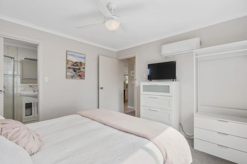 Hidden Little Gem, Luxury Township Escape in Middleton House in Middleton