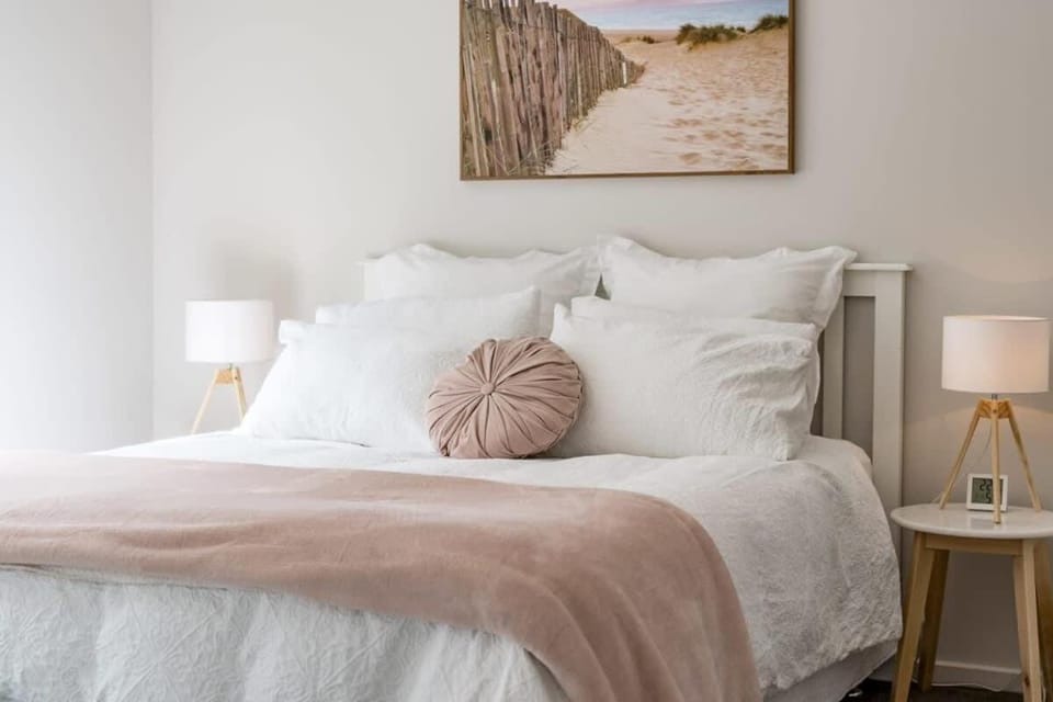 Hidden Little Gem, Luxury Township Escape in Middleton House in Middleton
