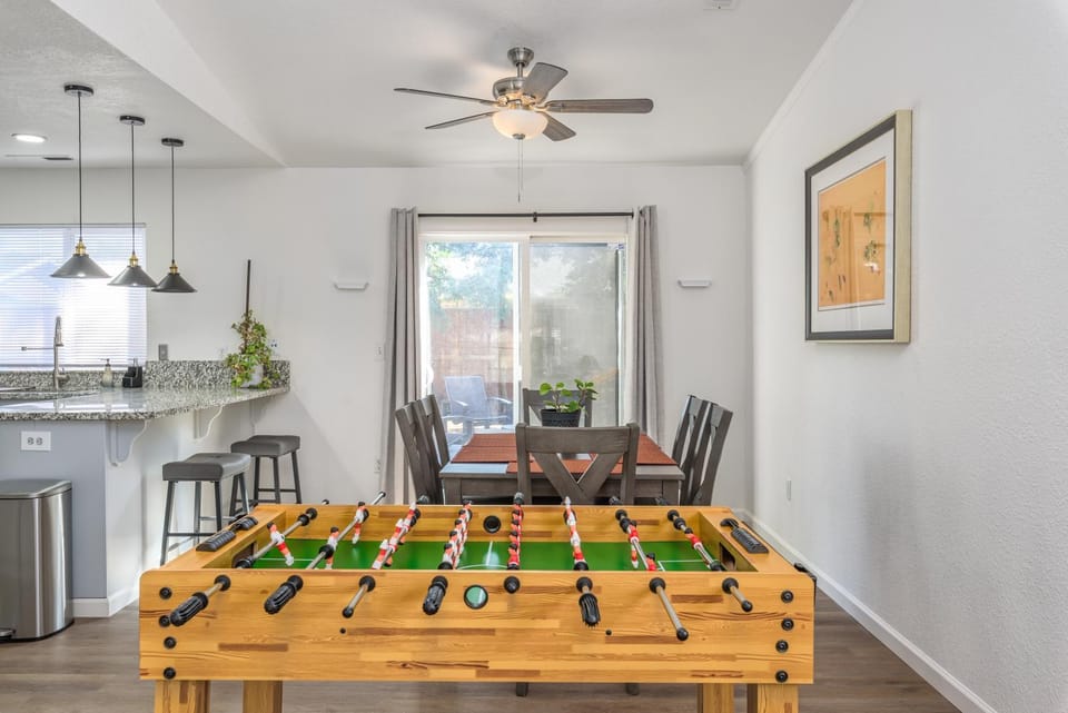 Game Room, Dining area