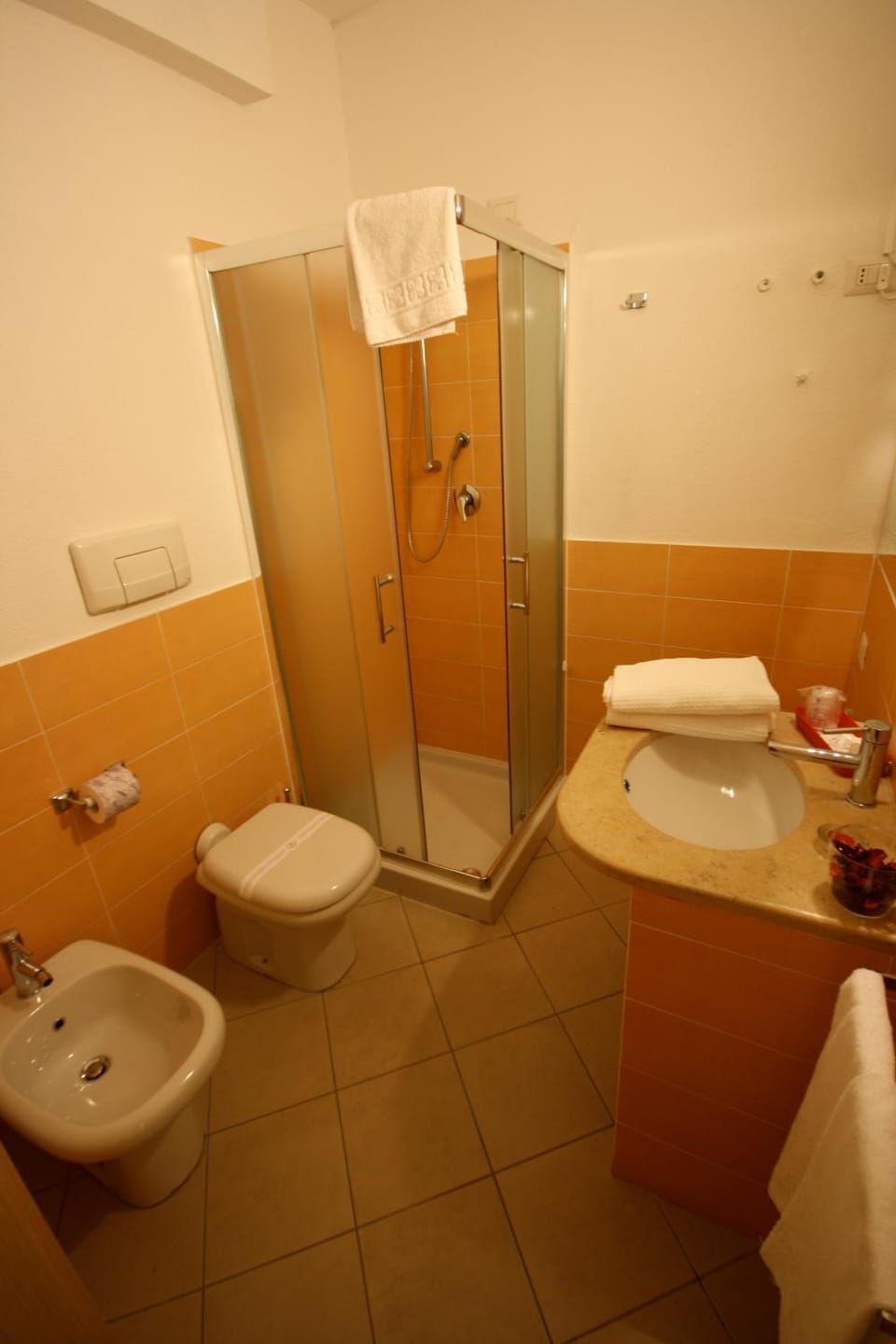 Shower, Toilet, Bathroom, bidet, towels