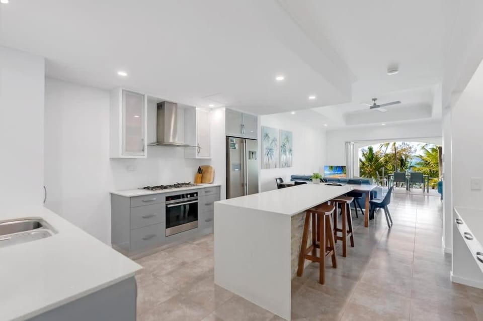 Marron at Island Views—Beachfront Boutique Bliss Apartment in Palm Cove