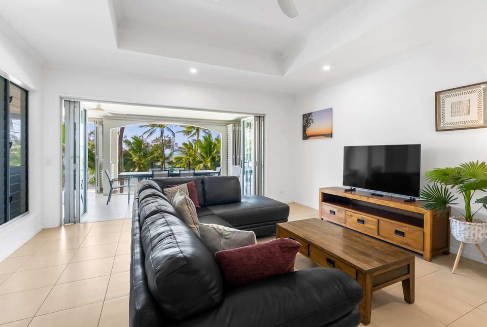 TV and multimedia, Living room, Seating area, Evening entertainment