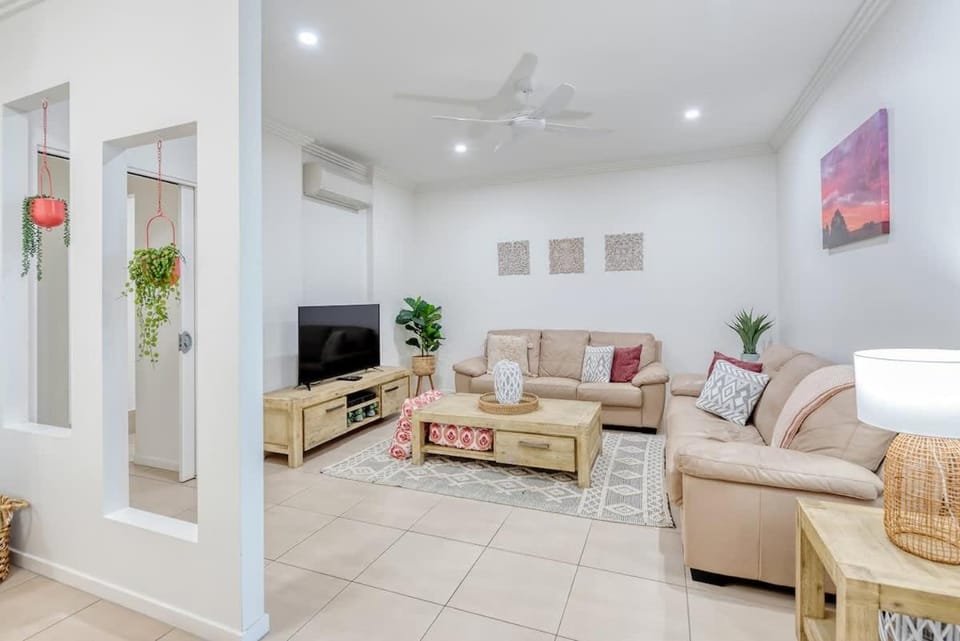 Verde at Island Views—Palm Cove Waterfront Bliss Apartment in Palm Cove