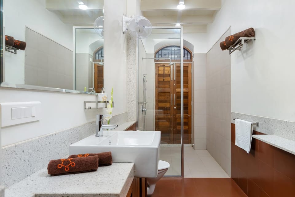 Shower, Toilet, Bathroom, towels