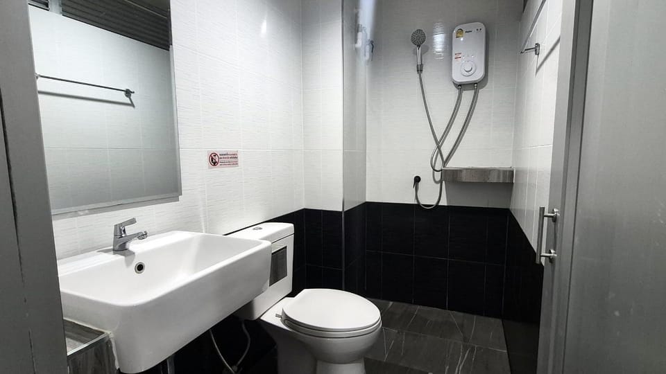 Shower, Toilet