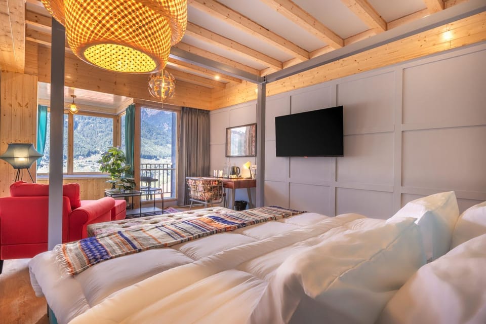Bed, TV and multimedia, Seating area