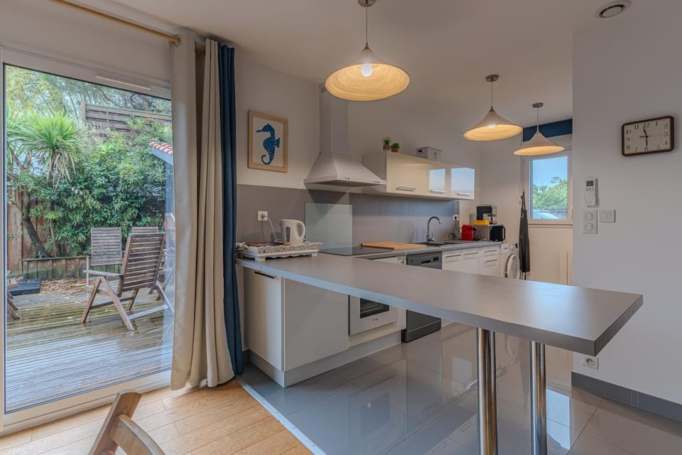 Kitchen or kitchenette, pet friendly, stove
