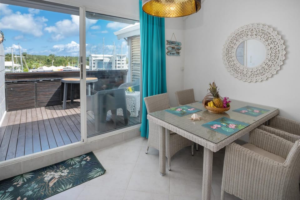 Patio, Day, Living room