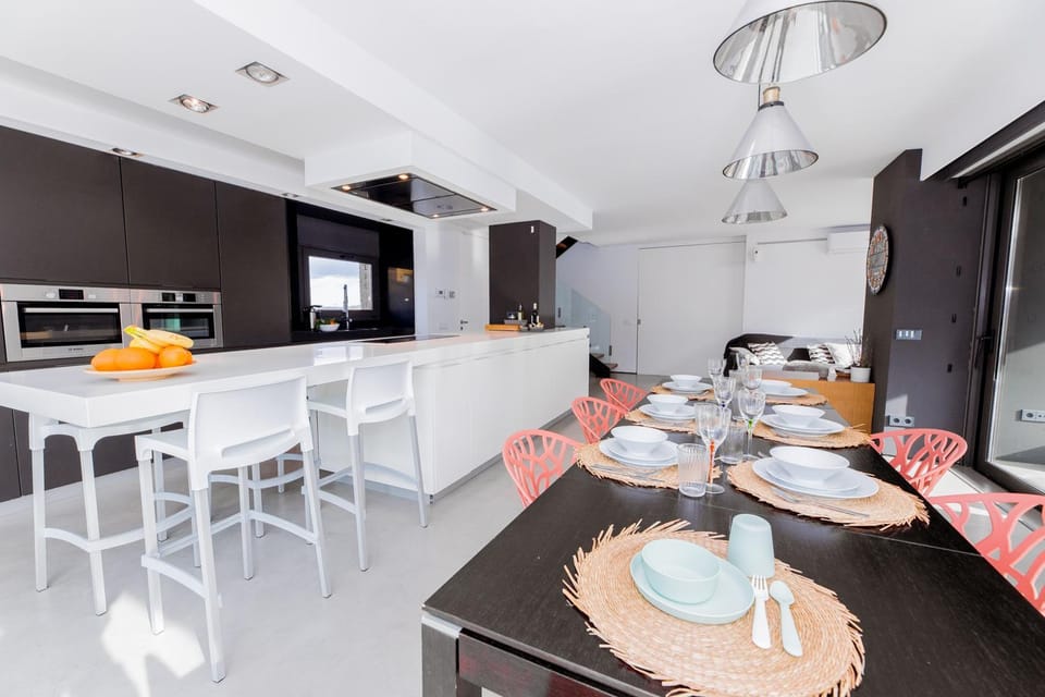 Dining area, kitchen