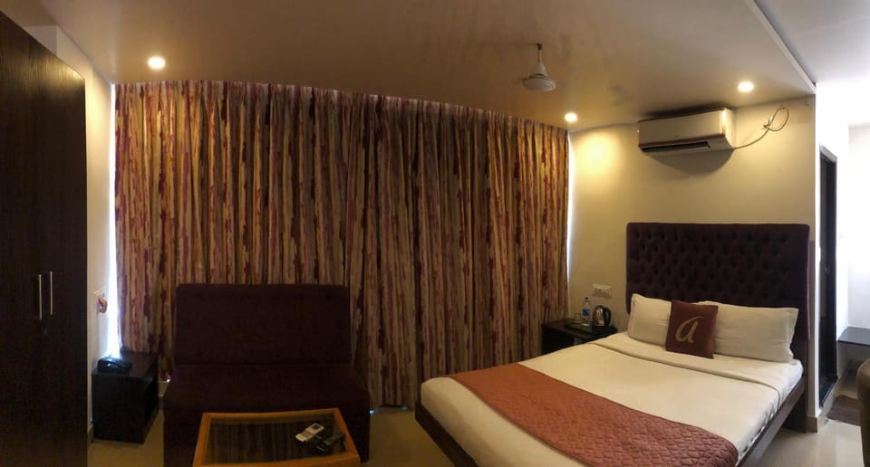 Photo of the whole room, Bedroom, air conditioner