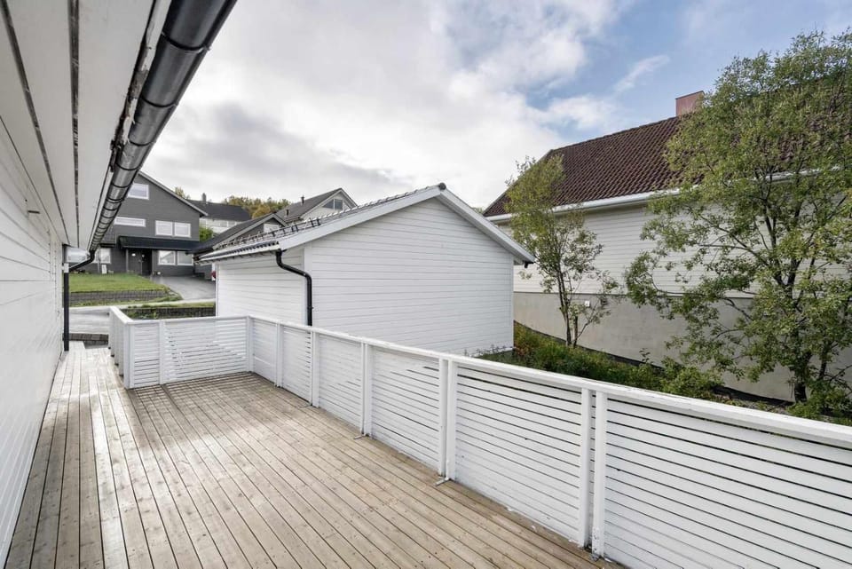 Lovely 4 bedroom house with the view of aurora House in Tromso