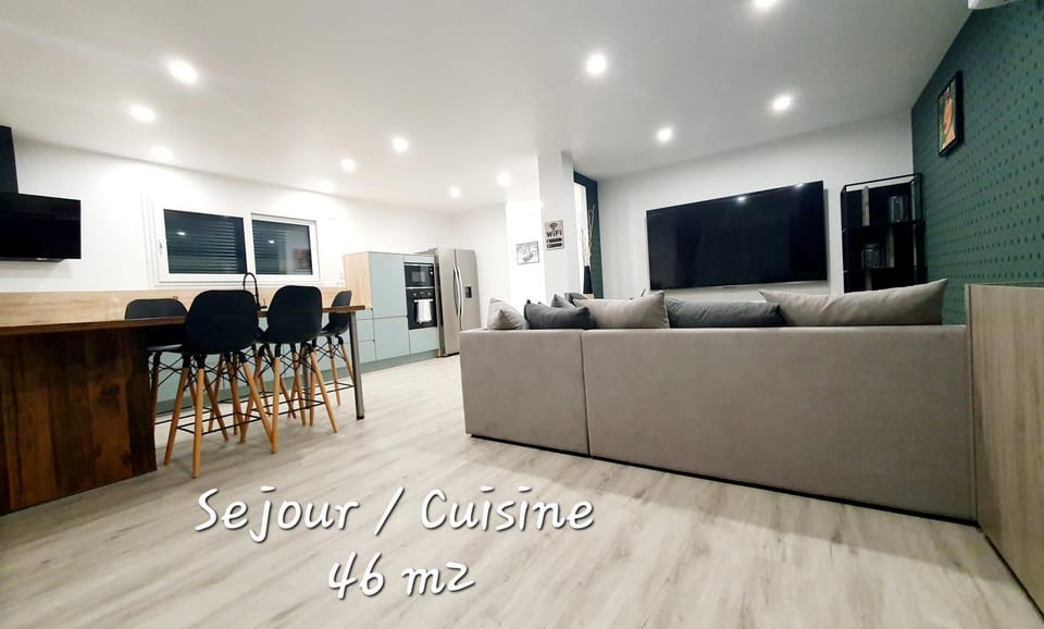 Communal lounge/ TV room, TV and multimedia, Living room, Seating area