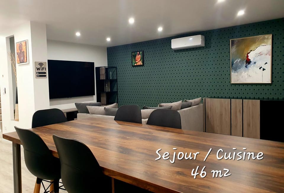 Communal lounge/ TV room, TV and multimedia, Dining area