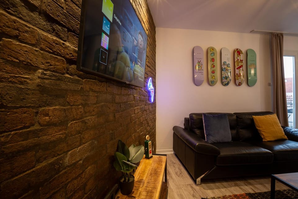 Property building, TV and multimedia, Living room, Decorative detail