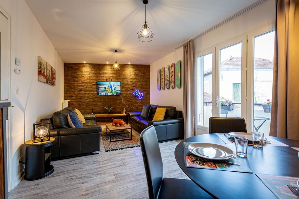 TV and multimedia, Living room, Decorative detail, Seating area, Dining area