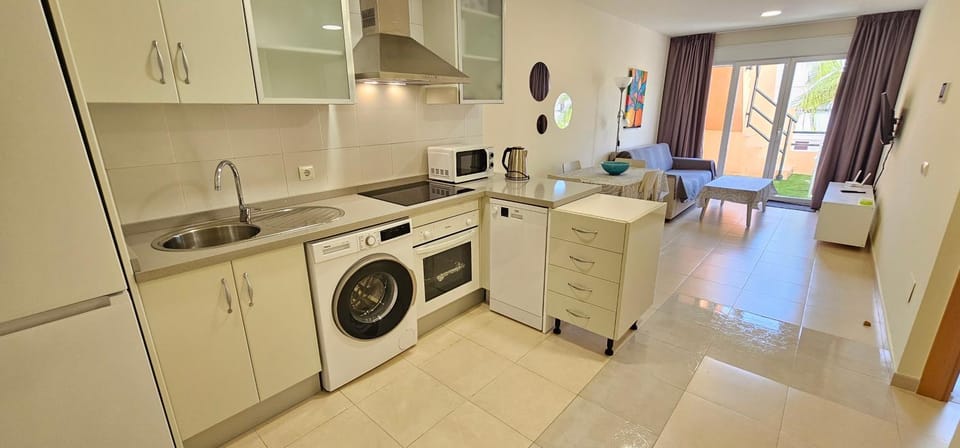Apartamentos Paraiso Vera Playa, Ed Tahiti, Atico E de 2 dormitorios con piscina privada en solárium y barbacoa, pie de playa, WIFI Apartment in Andalusia