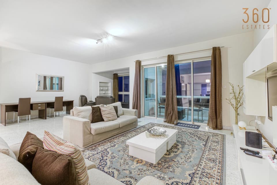 Bed, TV and multimedia, Living room, Photo of the whole room, Seating area, Bedroom, fireplace, air conditioner