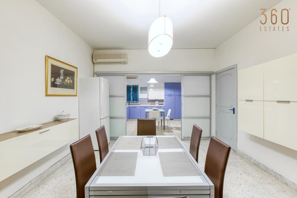 Kitchen or kitchenette, Living room, Seating area, Dining area, air conditioner