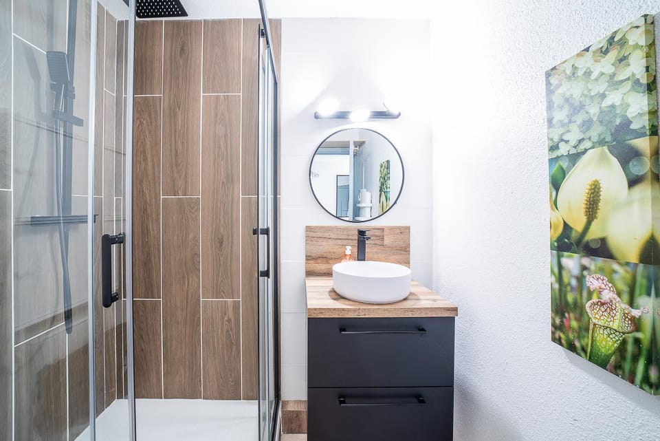 Shower, towels