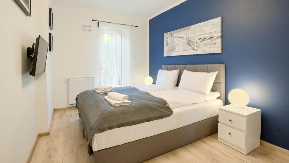 Bed, TV and multimedia, Bedroom