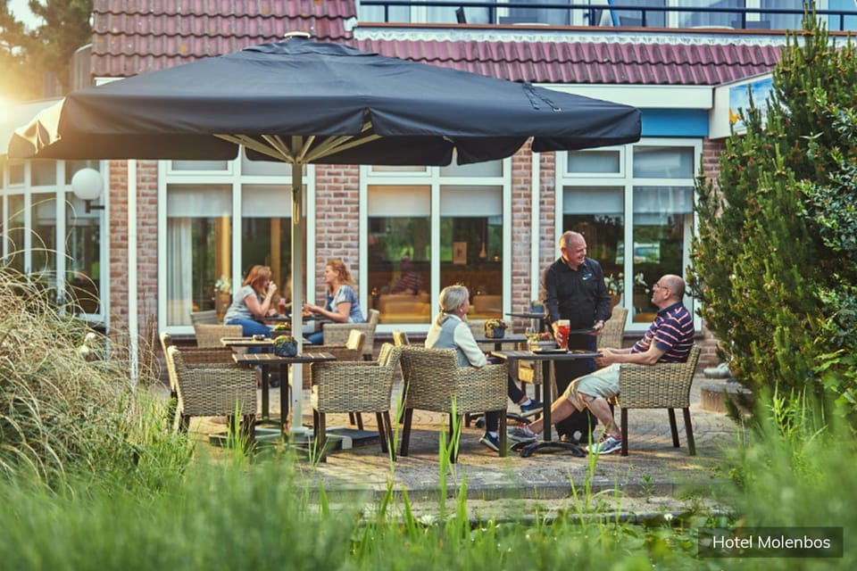 Restaurant/places to eat, Facade/entrance, People, Balcony/Terrace, Drinks