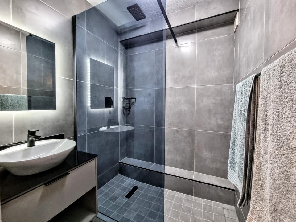 Shower, Toilet, towels