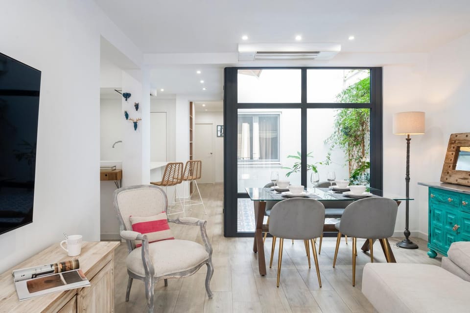 TV and multimedia, Kitchen or kitchenette, Living room, Seating area, Dining area