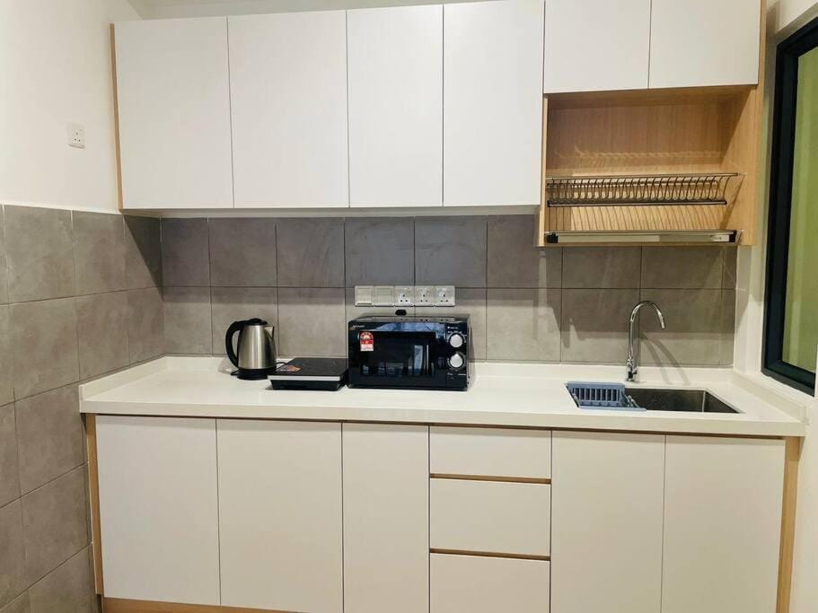 Kitchen or kitchenette, minibar