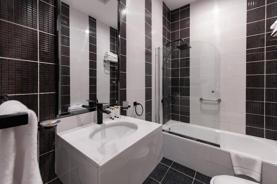 Shower, Bathroom, towels