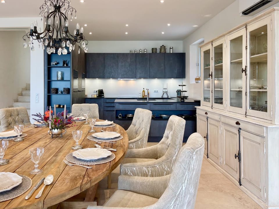 Kitchen or kitchenette, Seating area, Dining area