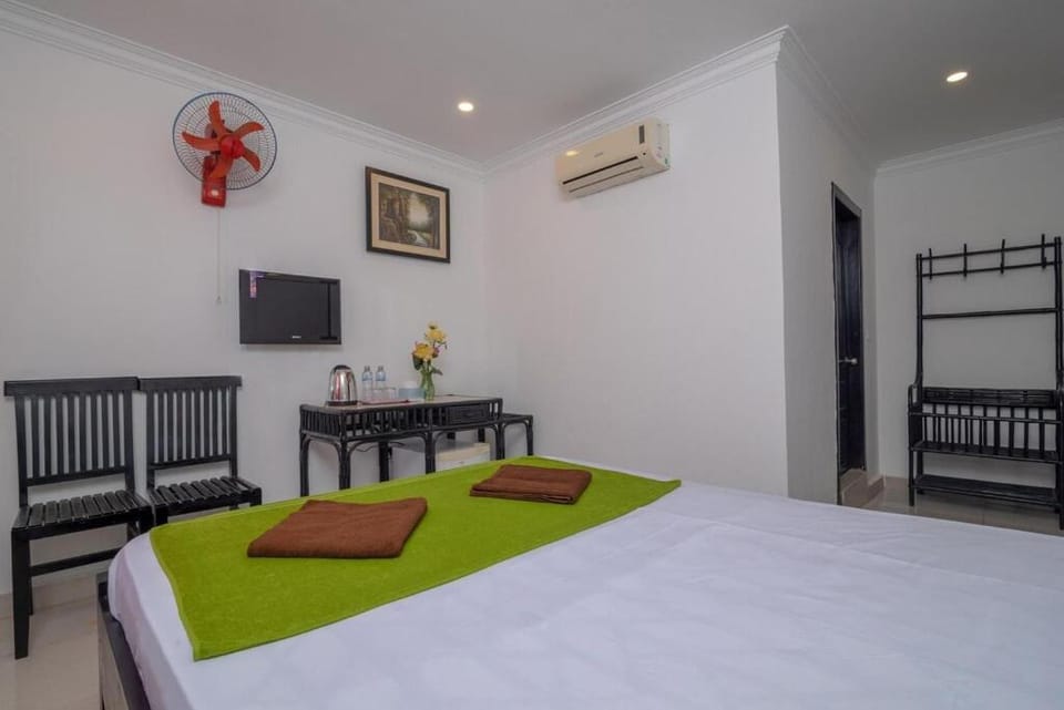 Bed, Photo of the whole room, Bedroom, air conditioner