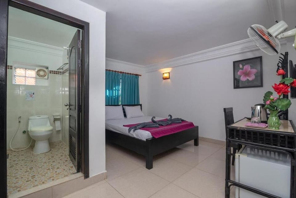 Shower, Toilet, Bathroom, Photo of the whole room, Bedroom