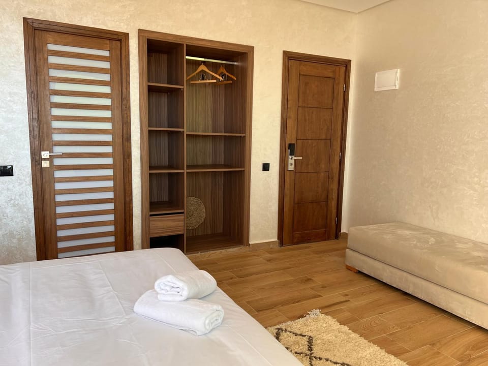 Photo of the whole room, towels, wardrobe