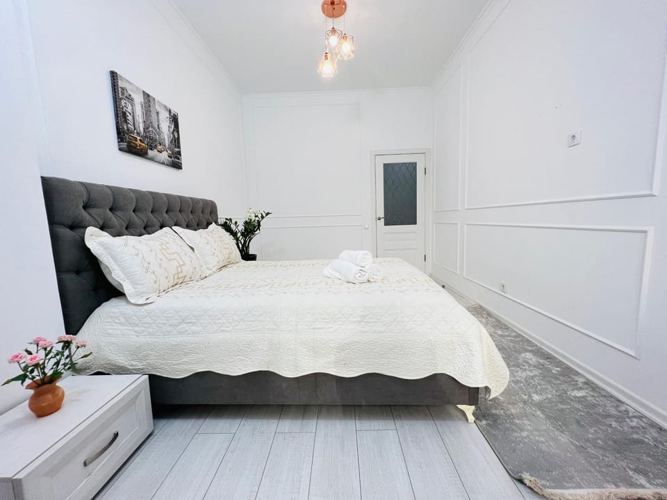 Bed, Photo of the whole room, Bedroom, towels