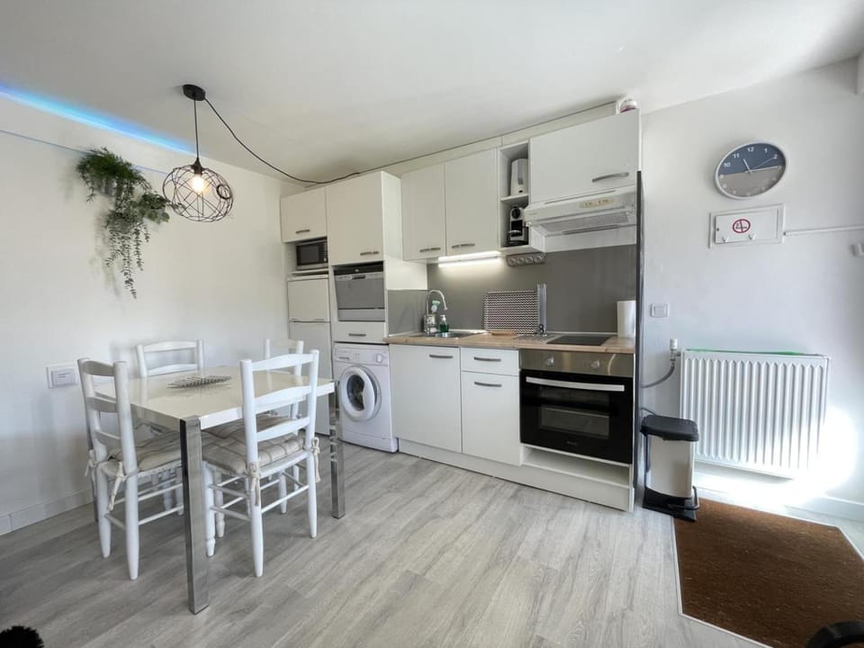 Irrintzina House in French Basque Country