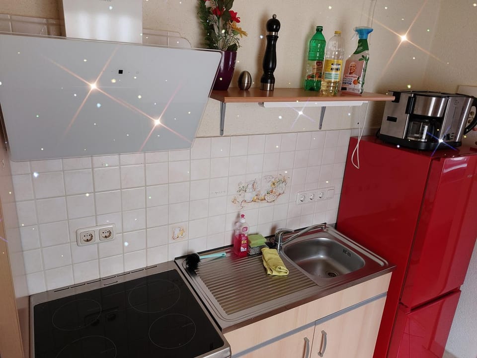 Coffee/tea facilities, Kitchen or kitchenette, stove