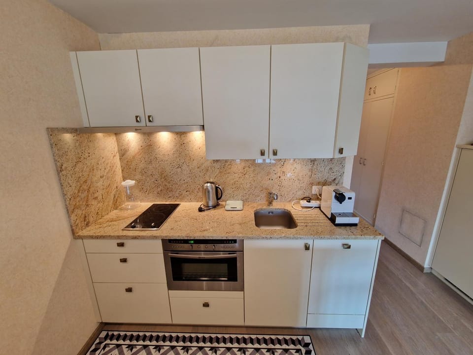 Coffee/tea facilities, Kitchen or kitchenette, dishwasher, oven, stove, toaster