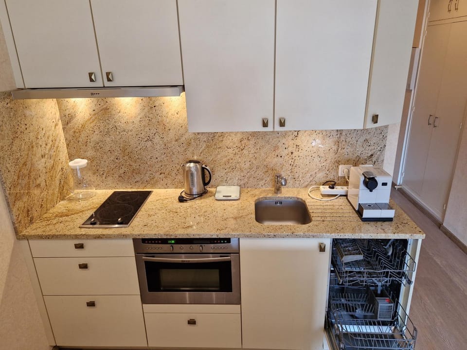 Coffee/tea facilities, Kitchen or kitchenette, dishwasher, stove, toaster